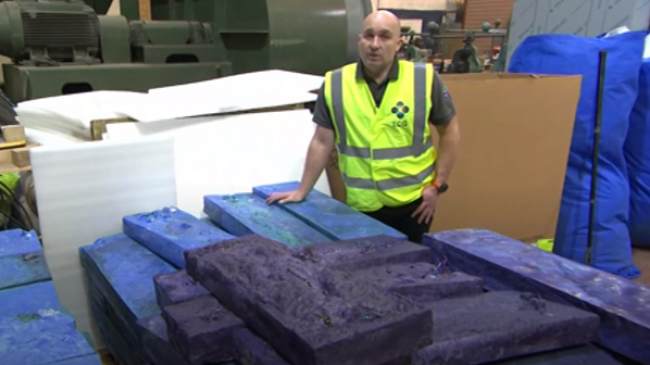 У Великій Британії використані медичні маски перетворюють на шкільні стільці