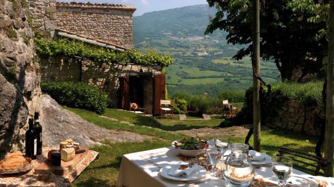 В італійській Калабрії пропонують молодим іноземцям 33 тис. дол. за переїзд в містечко з видом на море