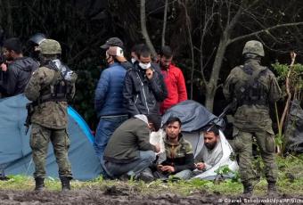 ФОТО  ©Czarek Sokolovski/dpa/AP/DW:  Мігранти на кордоні Польщі та Білорусі, вересень 2021 року