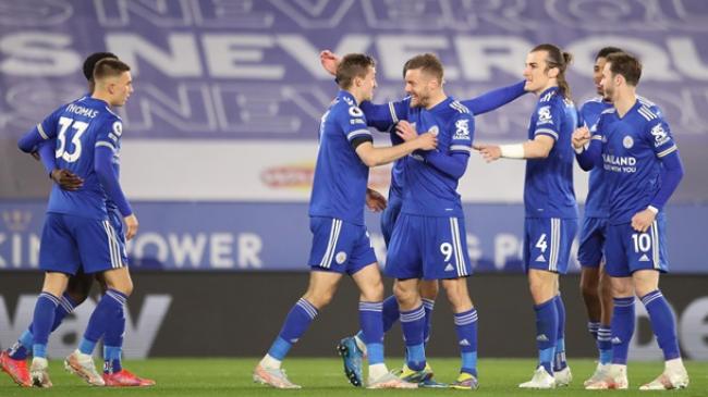 Фото: twitter.com/premierleague : Футбольний поєдинок призупинили через двох гравців, які сповідують іслам, щоб вони  могли розговітися після дня посту