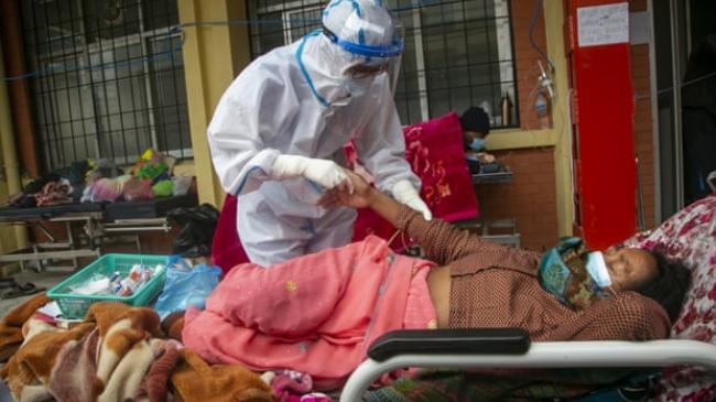 Коронавірус: В Непалі у лікарнях закінчуються ліжка та кисень