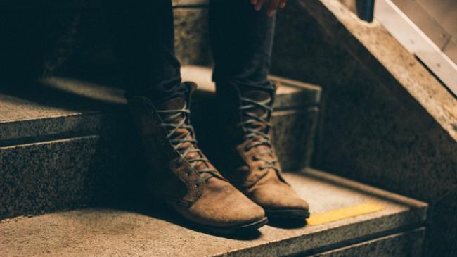 Вчені придумали розумне взуття для незрячих — черевики попереджають їх про перешкоди