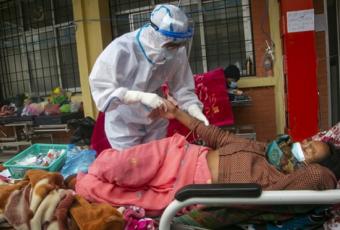 Коронавірус: В Непалі у лікарнях закінчуються ліжка та кисень