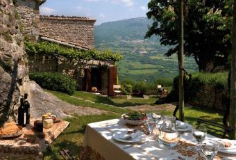 В італійській Калабрії пропонують молодим іноземцям 33 тис. дол. за переїзд в містечко з видом на море