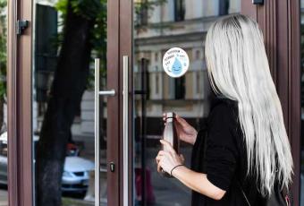 Шукати заклади-учасники проєкту можна за такою наліпкою. 