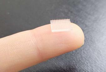 ФОТО ©MedicalXpress:  Вчені зі Стенфордського університету та Університету Північної Кароліни на Чапел-Гіллі створили 3D-друкований пластир з вакциною