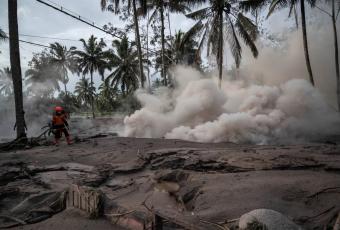 Виверження Семеру в Індонезії: 13 людей загинули, 902 біженці 