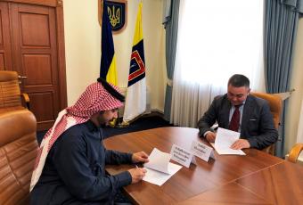 ФОТО ©Одеська ОДА: Інвестор із Саудівської Аравії Аль-Рудхайман Жасер Жазза Бен Мохаммед має намір побудувати завод з виробництва комбікормів для вівчарства, який буде розташований в місті Теплодар Одеської області.