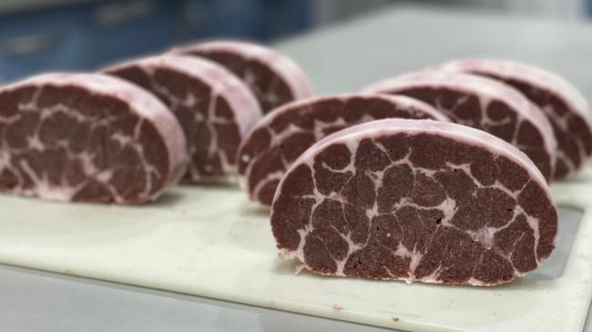 ФОТО © Інформаційне агентство ASPI: Фахівці компанії Green Go створили перший рослинний стейк. Їжа схожа ззовні і на смак на "мармурову" яловичину.