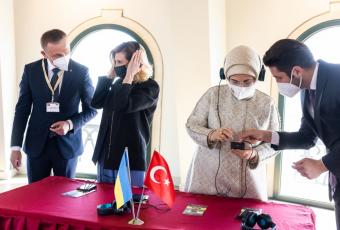 ФОТО © пресслужба Президента України: Туреччина, 10.04.2021г., Олена Зеленська і Еміне Ердоган на церемонії запуску україномовного аудіогіда 