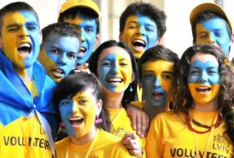 Кабмін пропонує Зеленському заснувати президентську премію «Волонтер року»